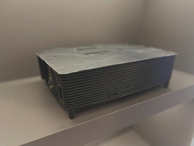 ویدئو پروژکتور Dell مدل 1220 (با لامپ در حد نو)