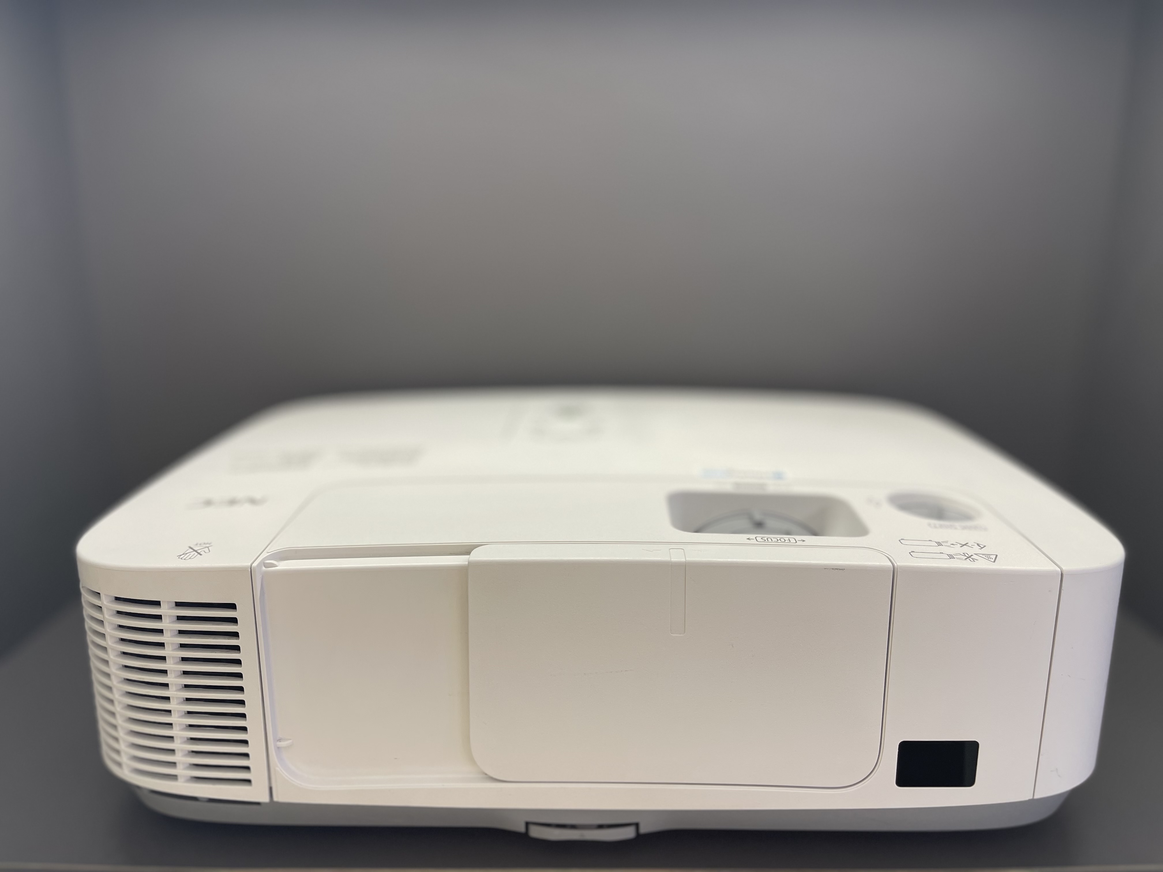 ویدئو پروژکتور ان ای سی  NEC P401W (نور و تصویر بسیار خوب)