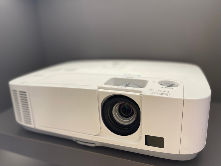 ویدئو پروژکتور ان ای سی NEC P401W (نور و تصویر بسیار خوب)