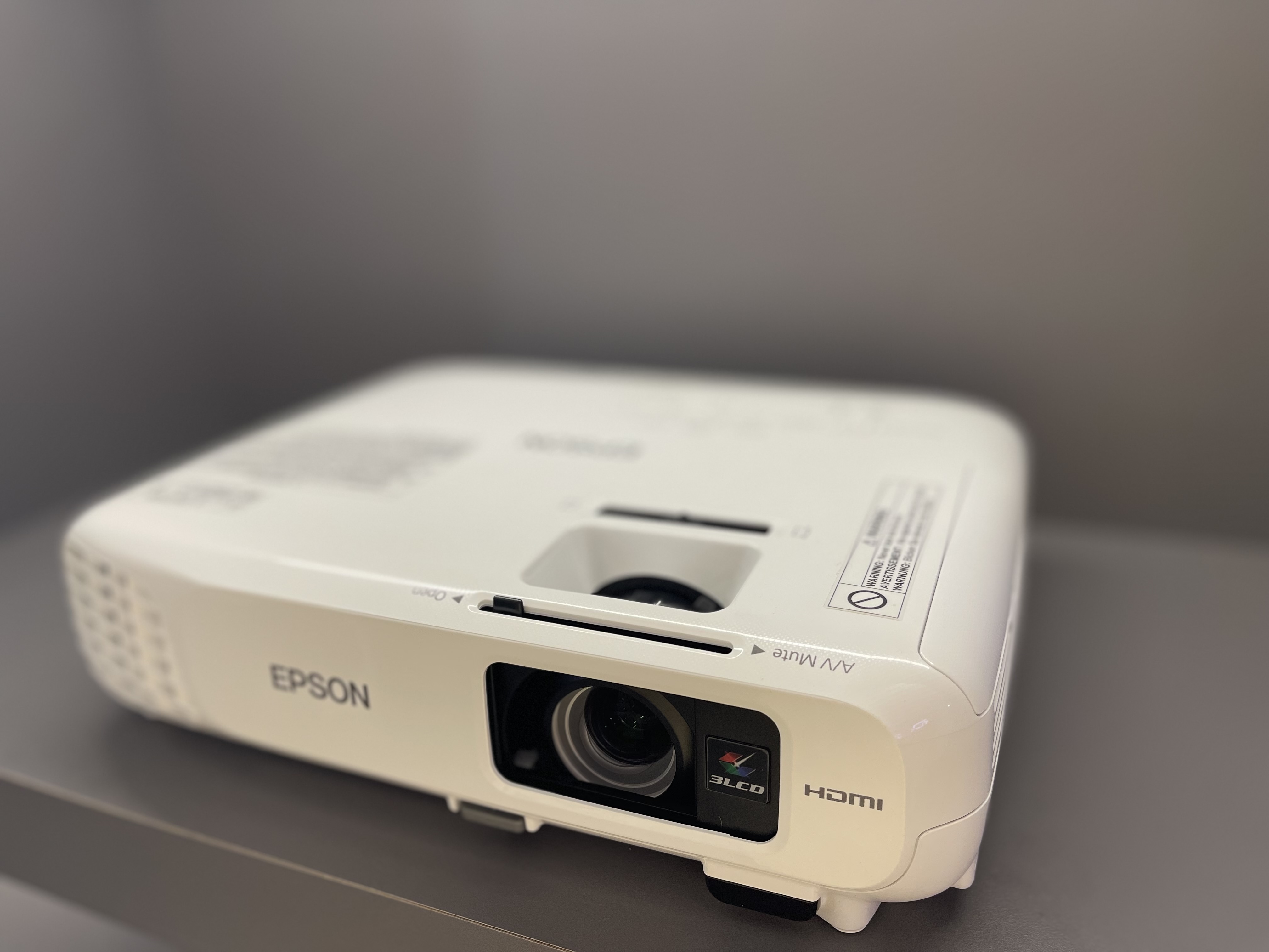 ویدئو پروژکتور استوک اپسون EPSON Powerlite X18 (میزان نور بسیار خوب | کیفیت تصویر بسیار خوب )
