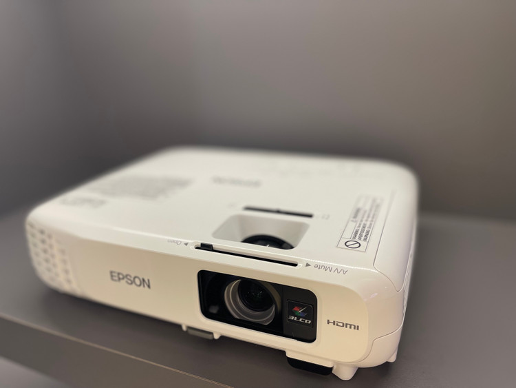 ویدئو پروژکتور استوک اپسون EPSON Powerlite X18 (میزان نور بسیار خوب | کیفیت تصویر بسیار خوب )