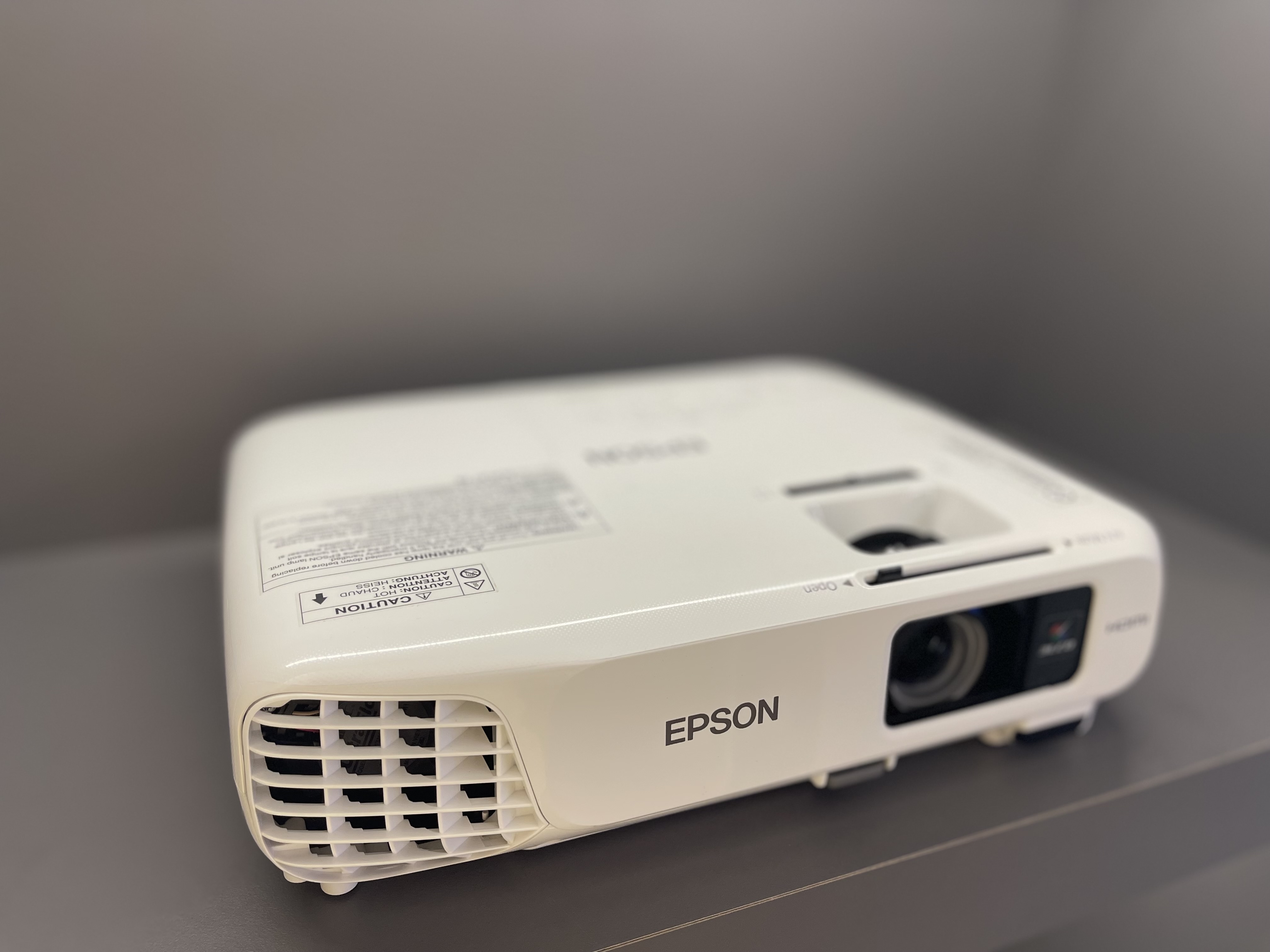ویدئو پروژکتور اپسون EPSON Powerlite X18 (دستگاه نو با کارتن | کارکرد زیر 50 ساعت با لامپ در حد نو | میزان نور عالی+)