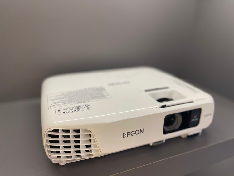 ویدئو پروژکتور استوک اپسون EPSON Powerlite X18 (میزان نور بسیار خوب | کیفیت تصویر بسیار خوب )