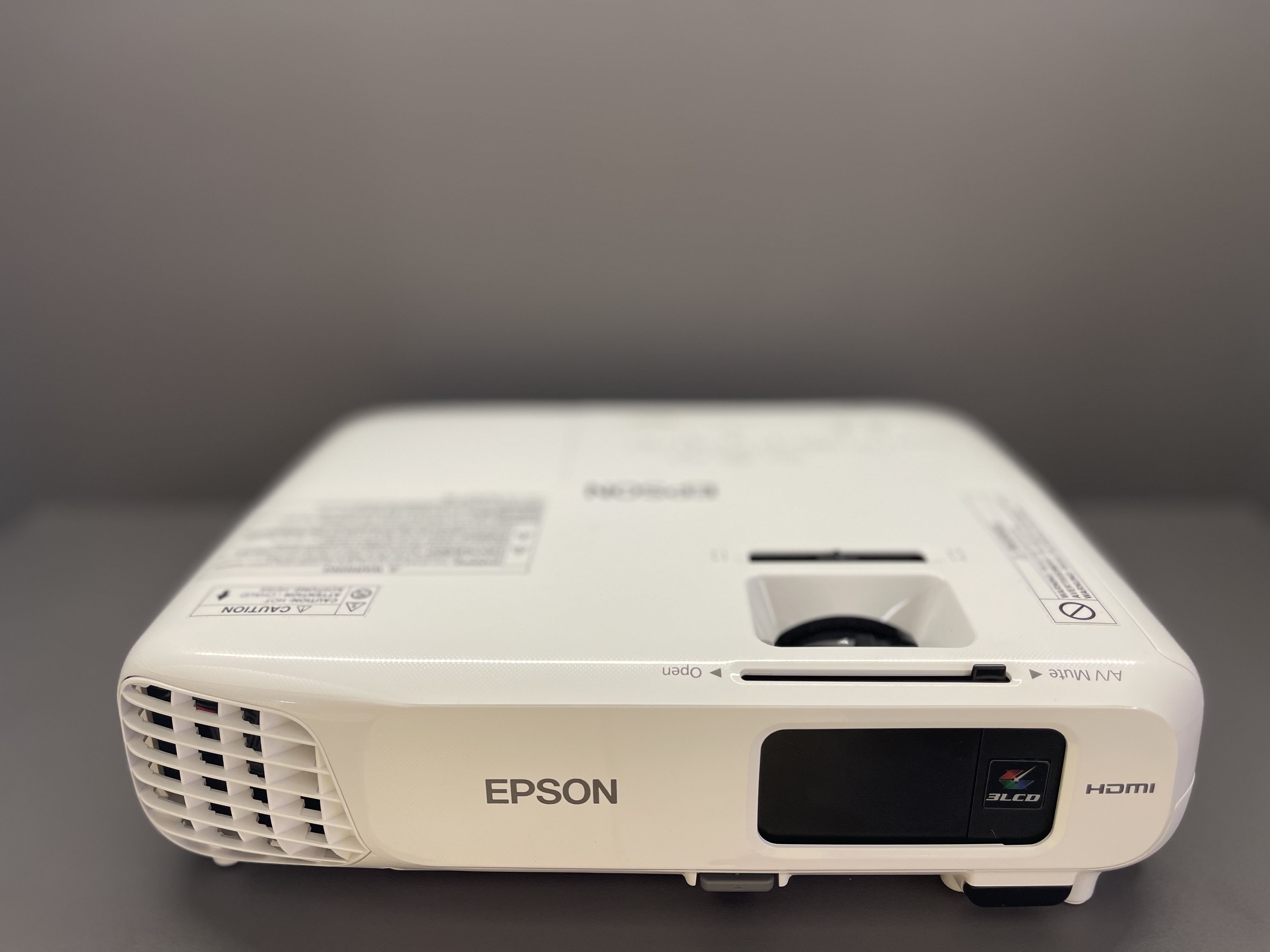 ویدئو پروژکتور استوک اپسون EPSON Powerlite X18 (میزان نور بسیار خوب | کیفیت تصویر بسیار خوب )