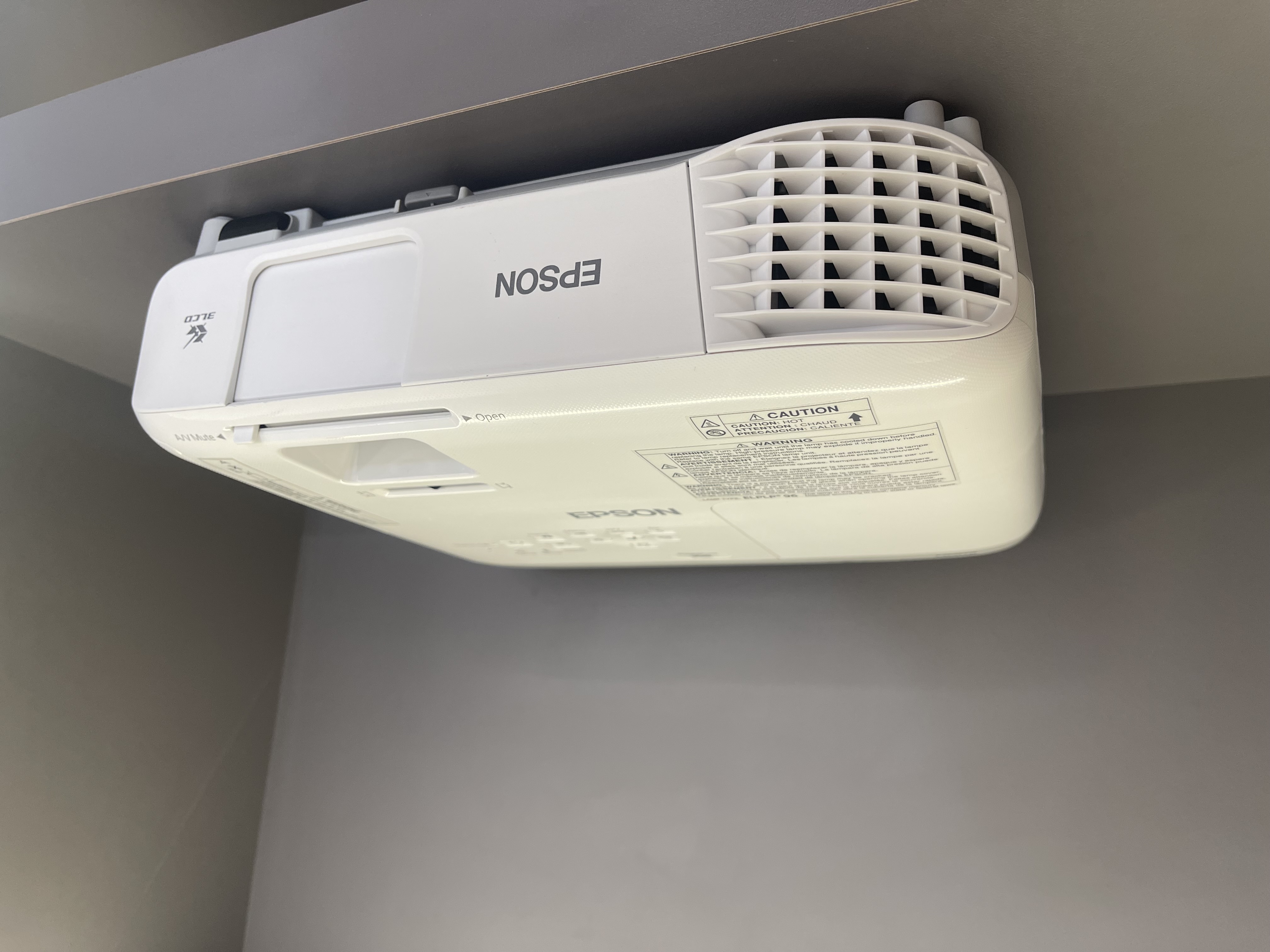 ویدئو پروژکتور اپسون EPSON Powerlite 108 (دستگاه نسل جدید | لامپ در حد نو | میزان نور عالی)