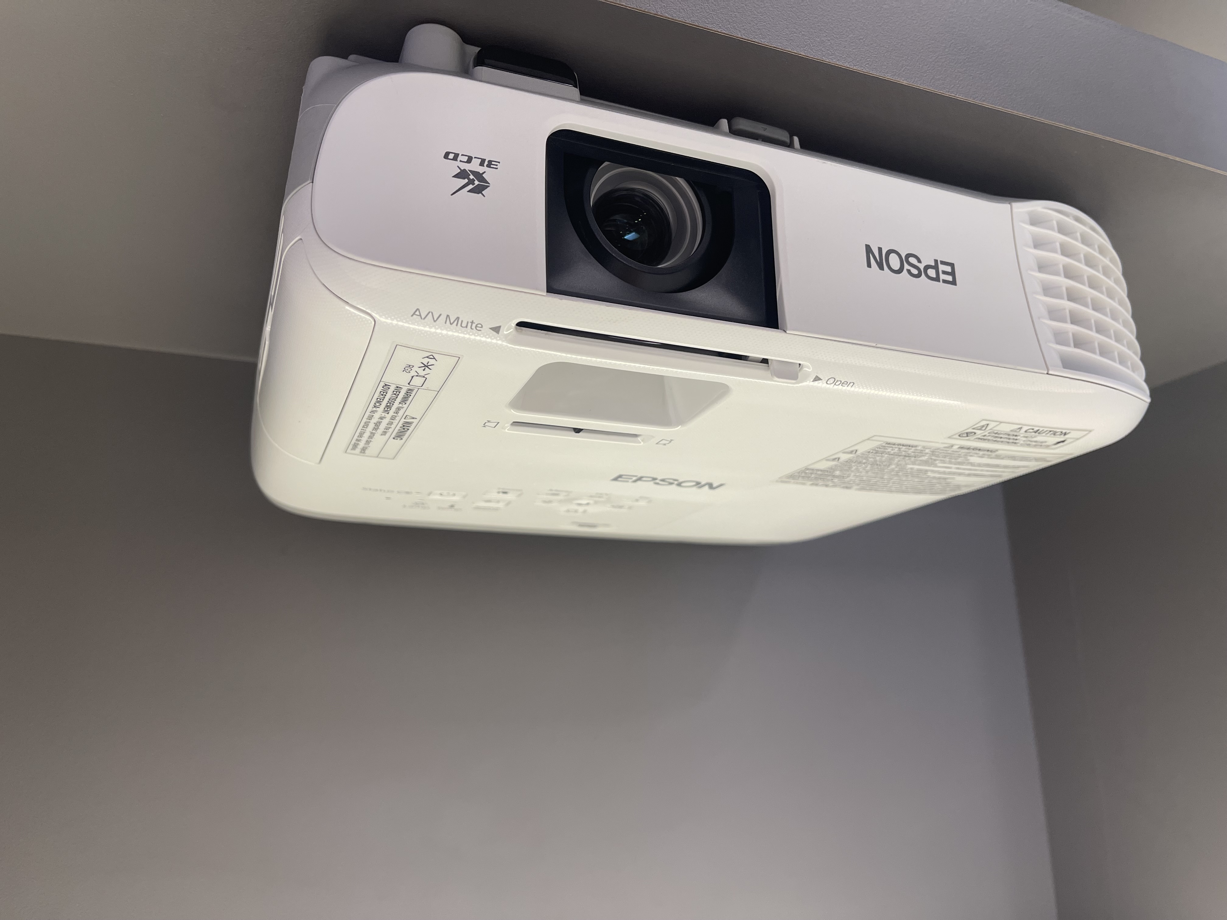 ویدئو پروژکتور اپسون EPSON Powerlite 108 (دستگاه نسل جدید | لامپ در حد نو | میزان نور عالی)