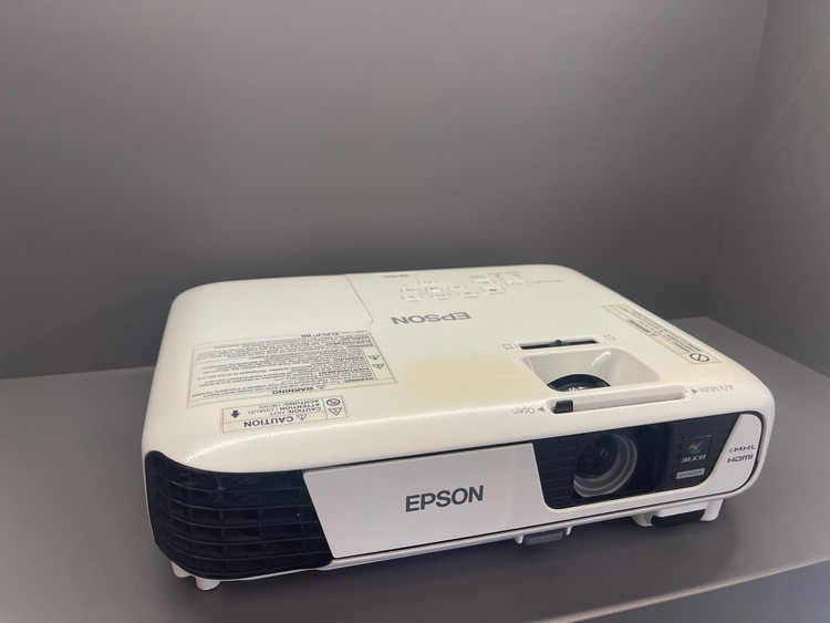 ویدئو پروژکتور اپسون EPSON EB-W31 (دستگاه نسل جدید | لامپ در حد نو | نور و کیفیت تصویر عالی+)