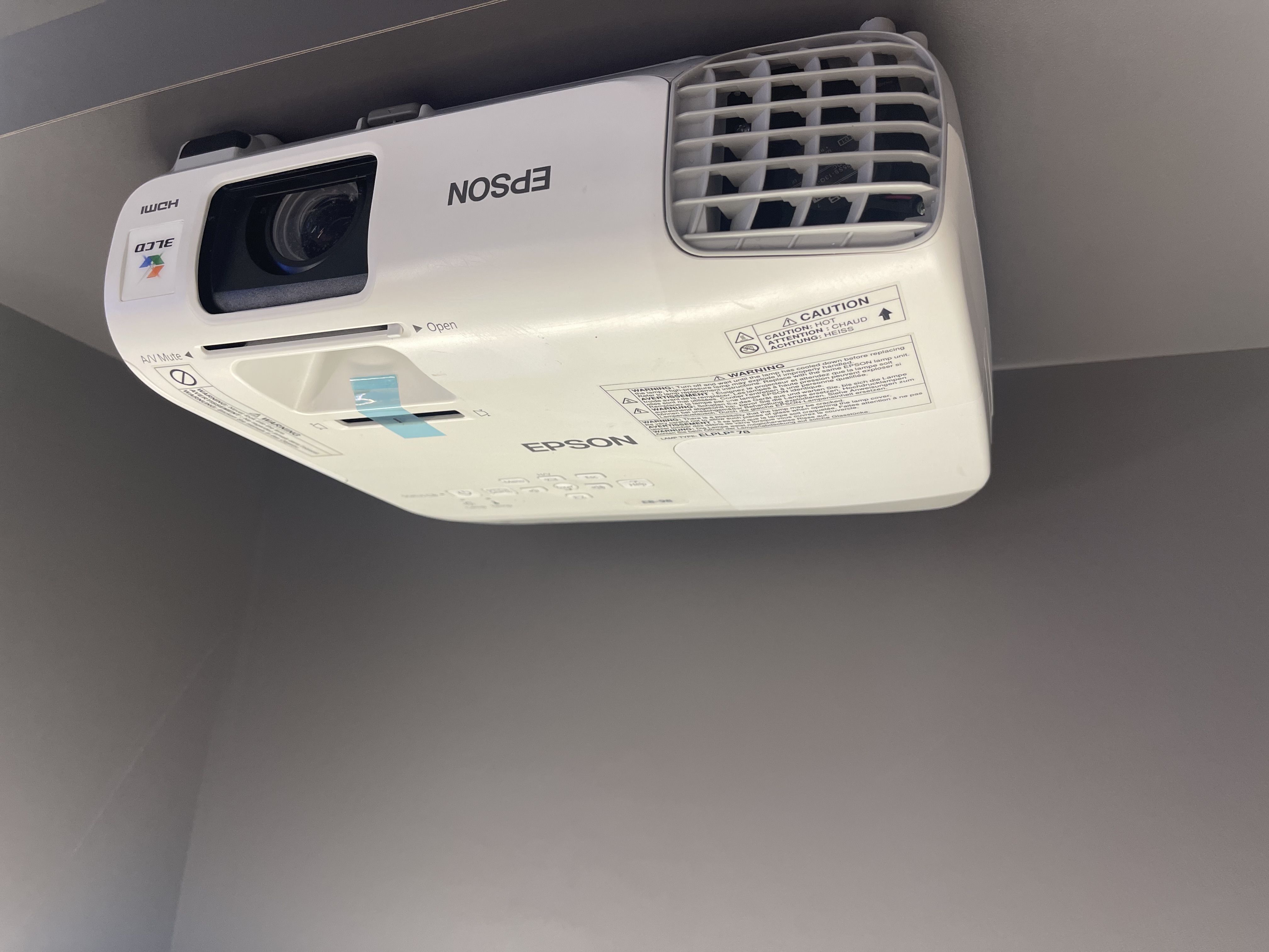 ویدئو پروژکتور اپسون EPSON Powerlite 98 (با لامپ در حد نو) (میزان نور عالی+)