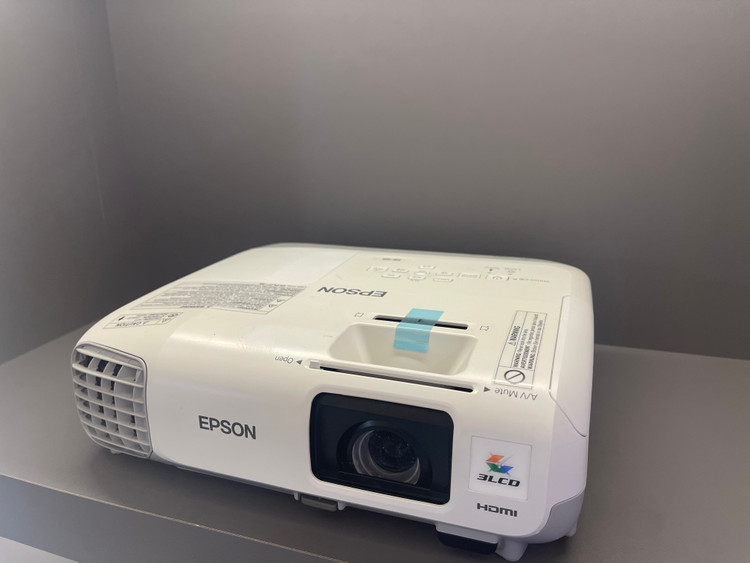 ویدئو پروژکتور اپسون EPSON Powerlite 98 (با لامپ در حد نو) (میزان نور عالی+)