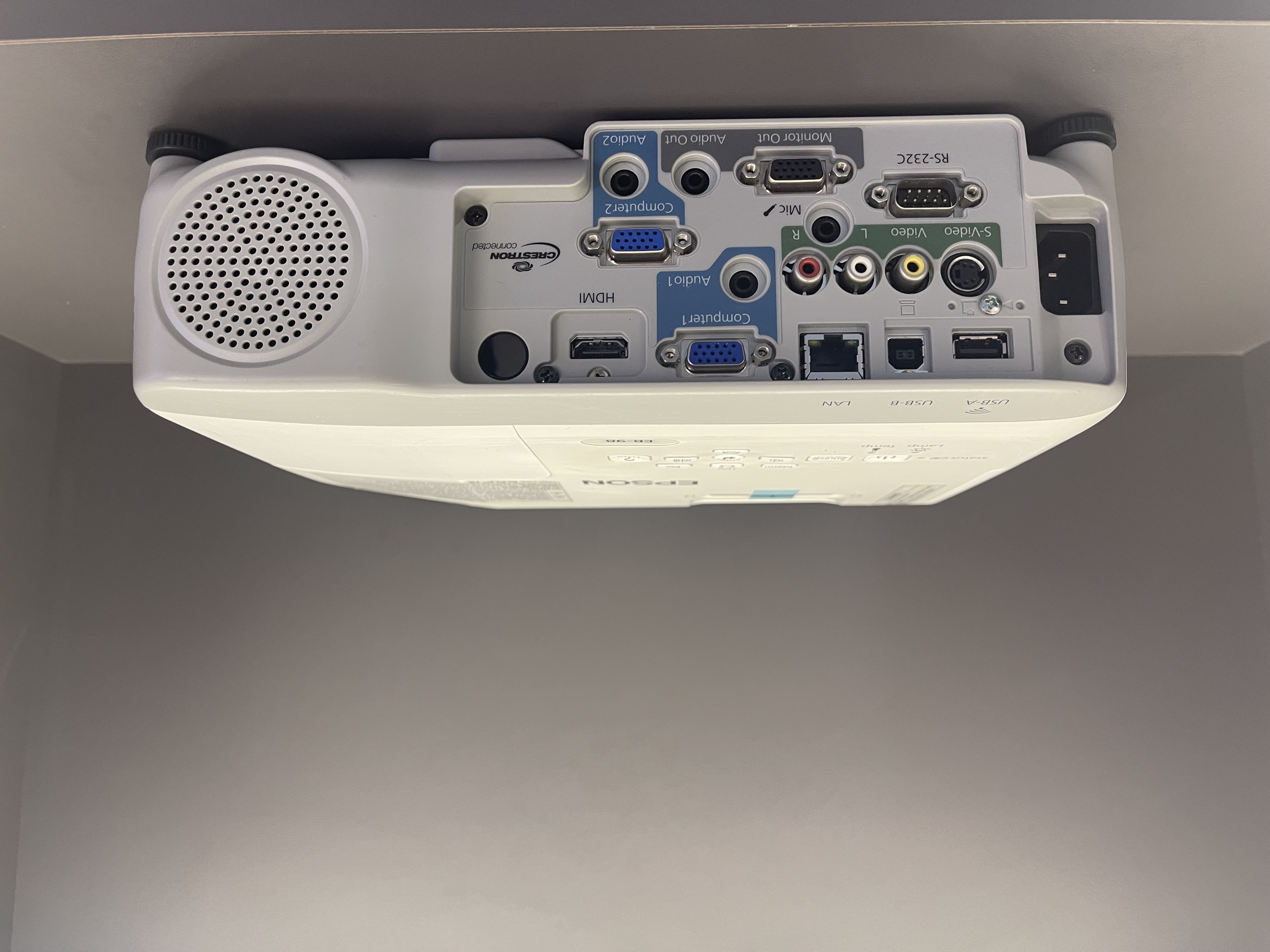 ویدئو پروژکتور اپسون EPSON Powerlite 98 (با لامپ در حد نو) (میزان نور عالی+)