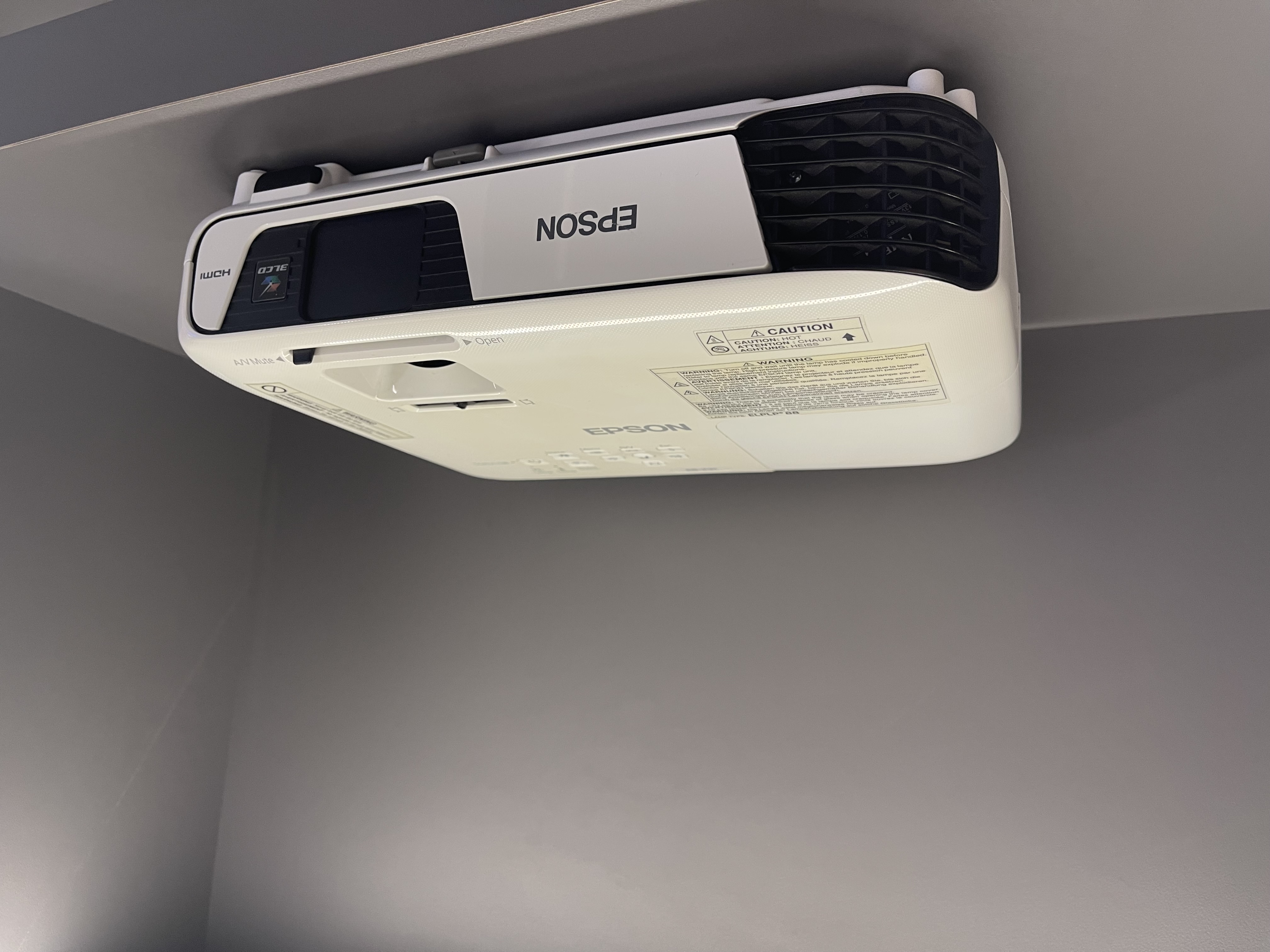 ویدئو پروژکتور اپسون EPSON EB-X31  (کارکرد دستگاه 8 ساعت | لامپ نو | دستگاه نسل جدید | نور و کیفیت تصویر عالی+)