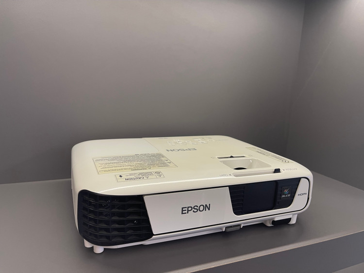 ویدئو پروژکتور اپسون EPSON EB-X31 (کارکرد دستگاه 8 ساعت | لامپ نو | دستگاه نسل جدید | نور و کیفیت تصویر عالی+)