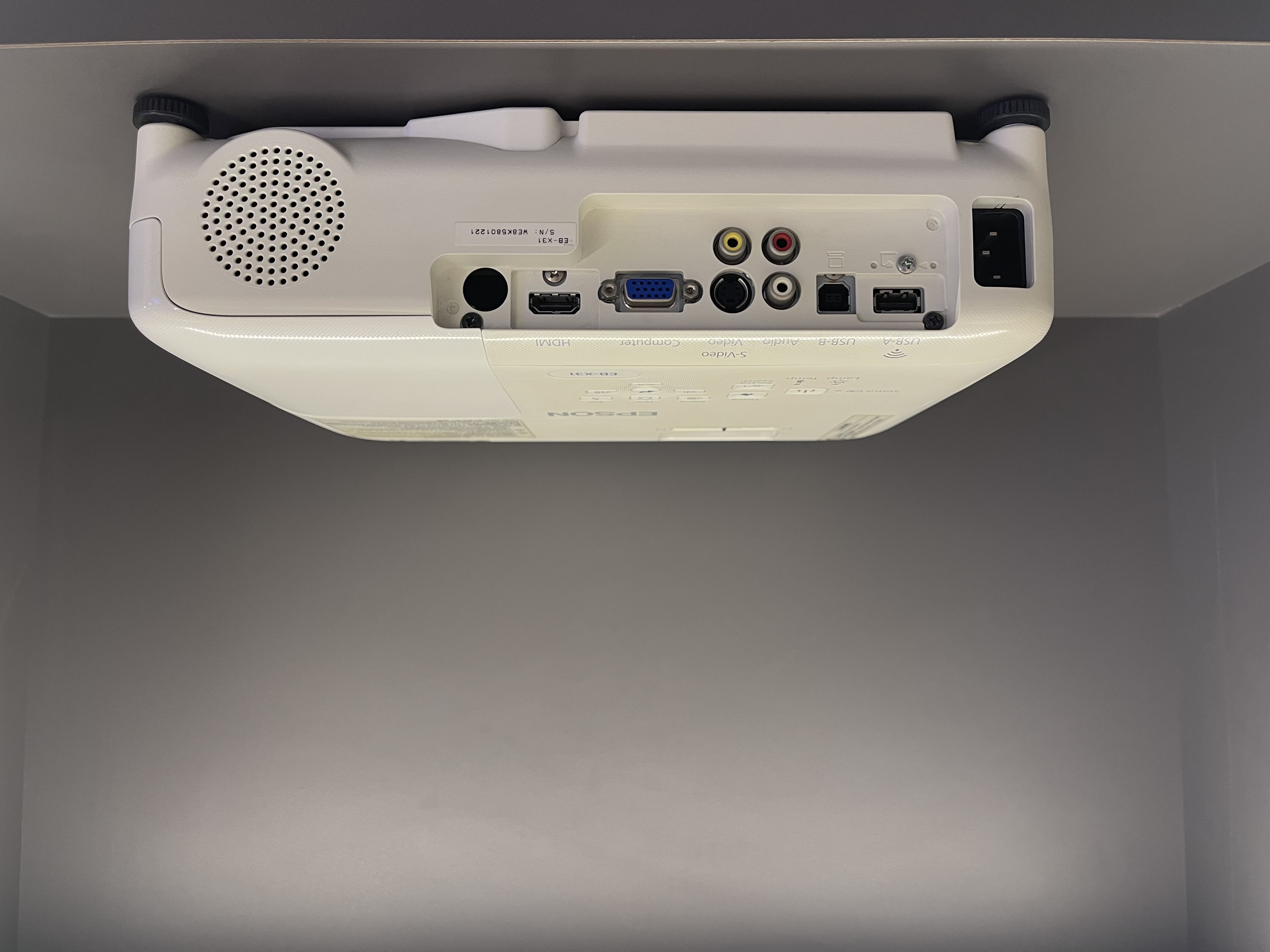 ویدئو پروژکتور اپسون EPSON EB-X31  (کارکرد دستگاه 8 ساعت | لامپ نو | دستگاه نسل جدید | نور و کیفیت تصویر عالی+)