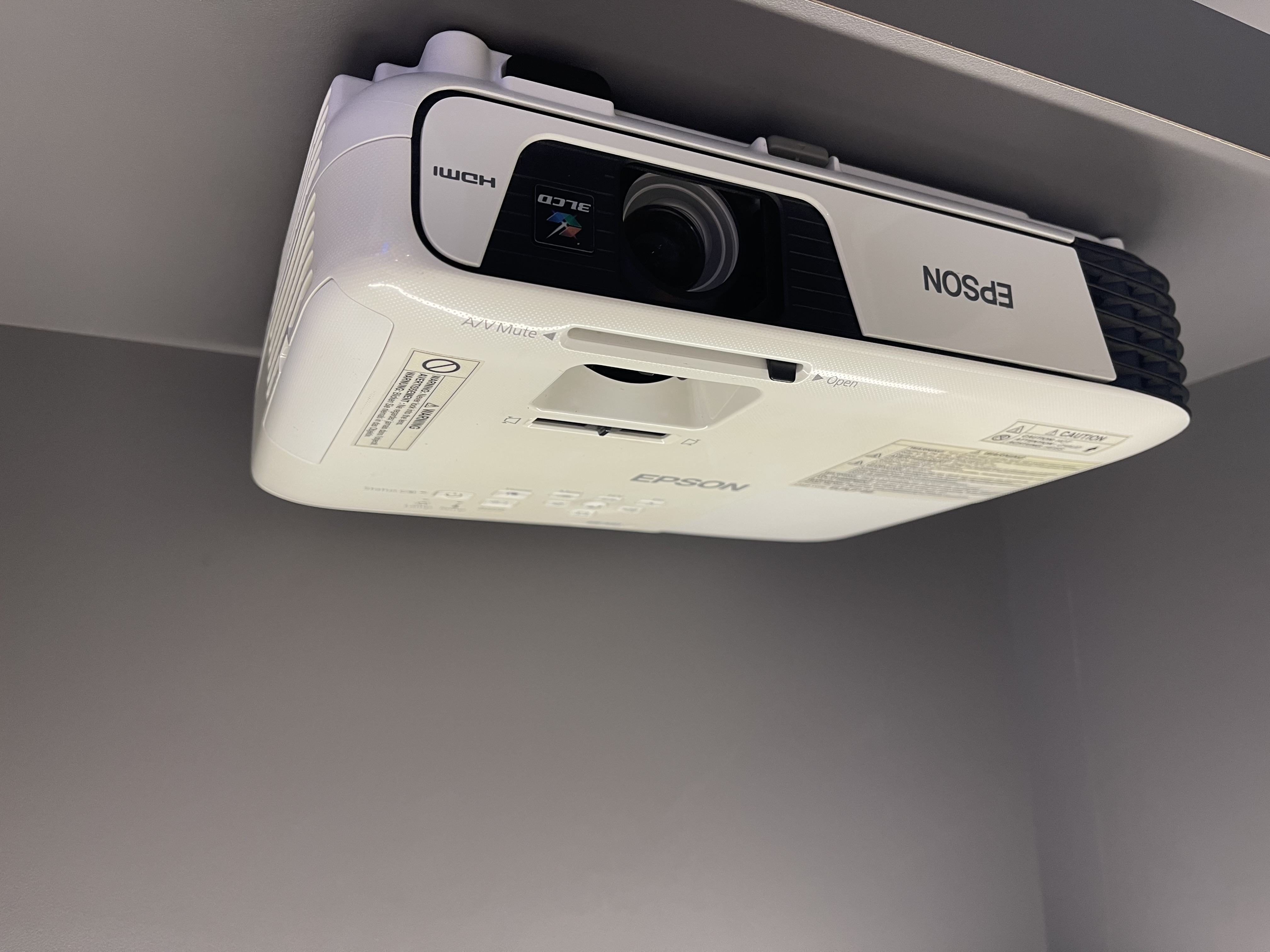 ویدئو پروژکتور اپسون EPSON EB-X31  (کارکرد دستگاه 8 ساعت | لامپ نو | دستگاه نسل جدید | نور و کیفیت تصویر عالی+)
