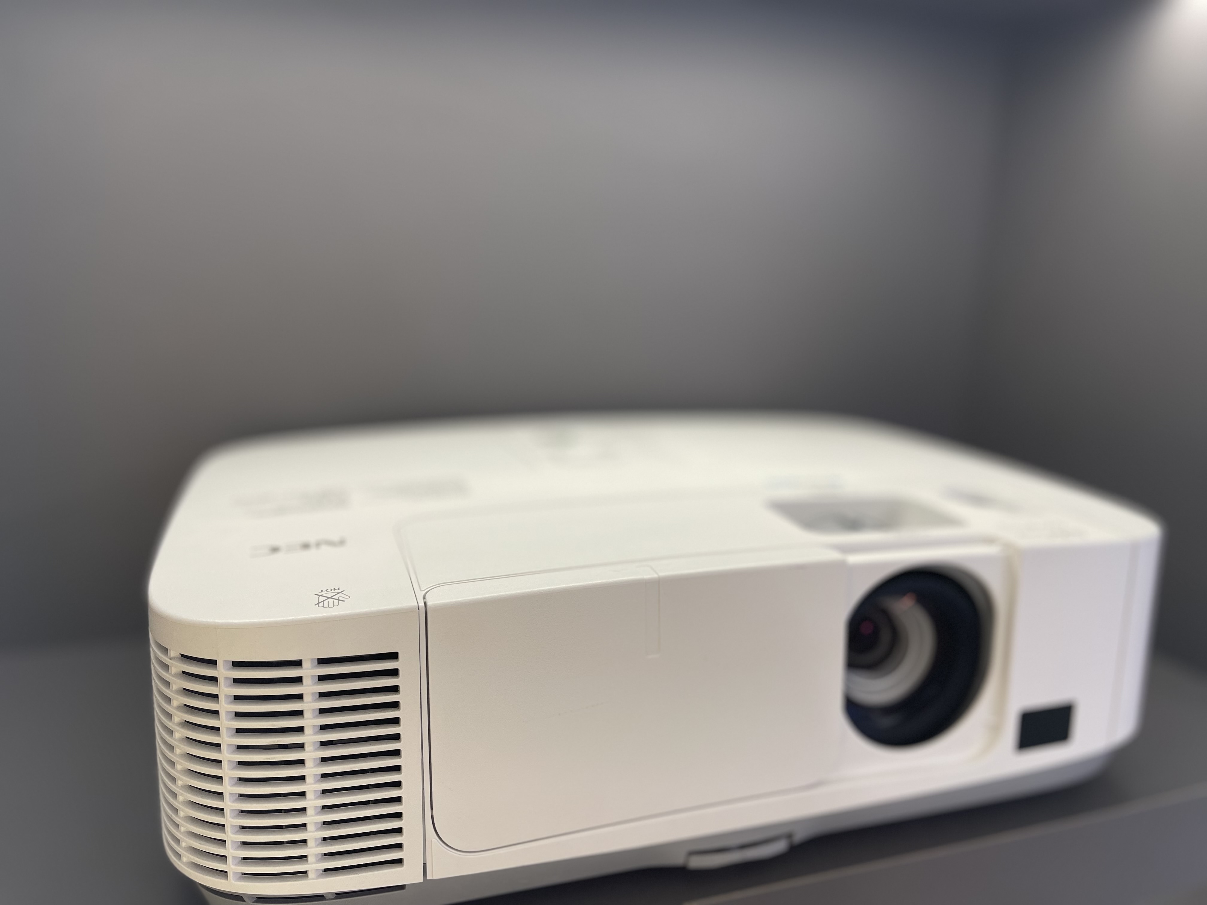 ویدئو پروژکتور ان ای سی  NEC P420X (نور و تصویر بسیار خوب)
