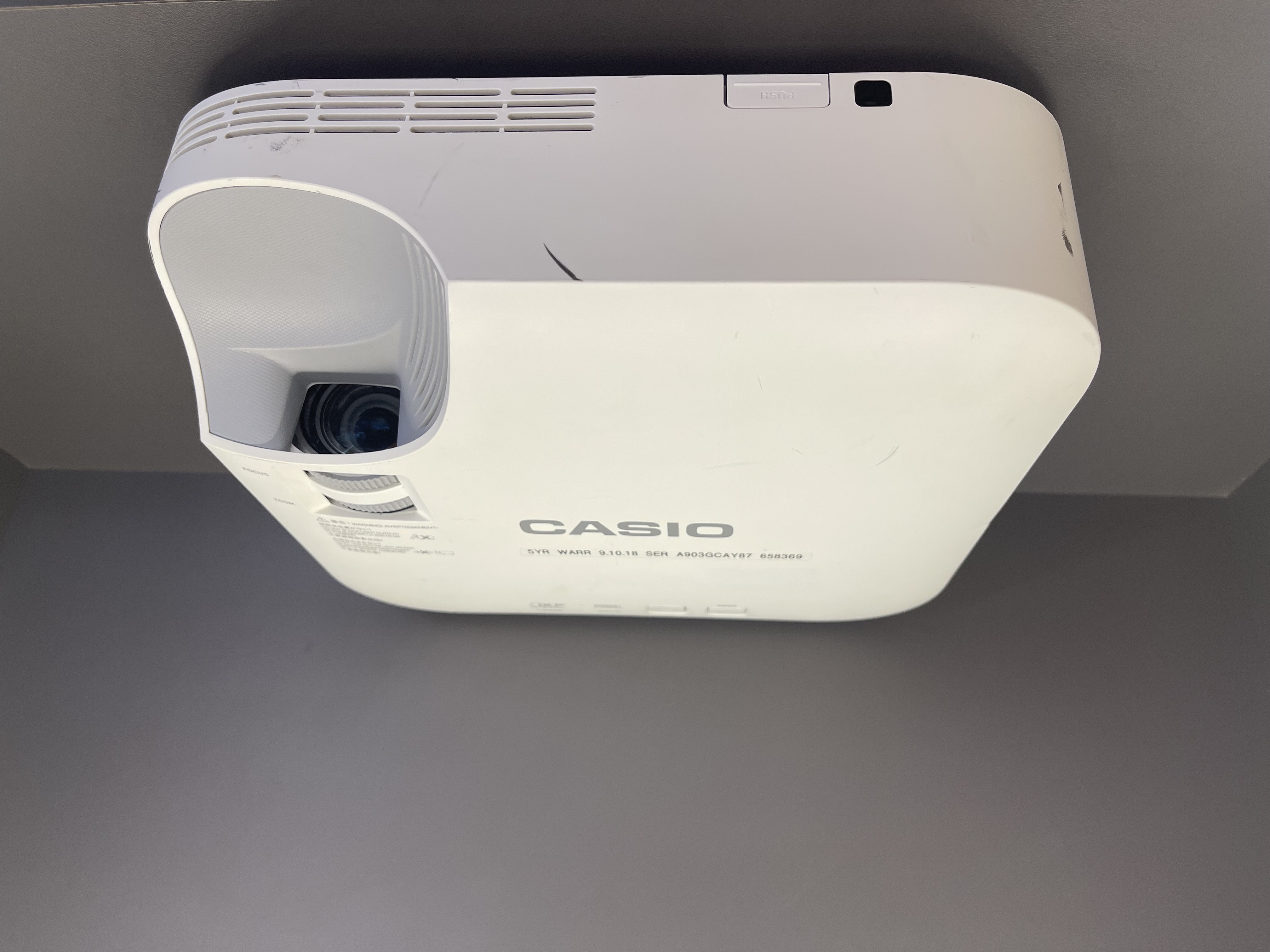 ویدئو پروژکتور لیزری CASIO مدل XJ-V2 (دستگاه کم کارکرد | کیفیت تصویر و نور بسیار عالی+)