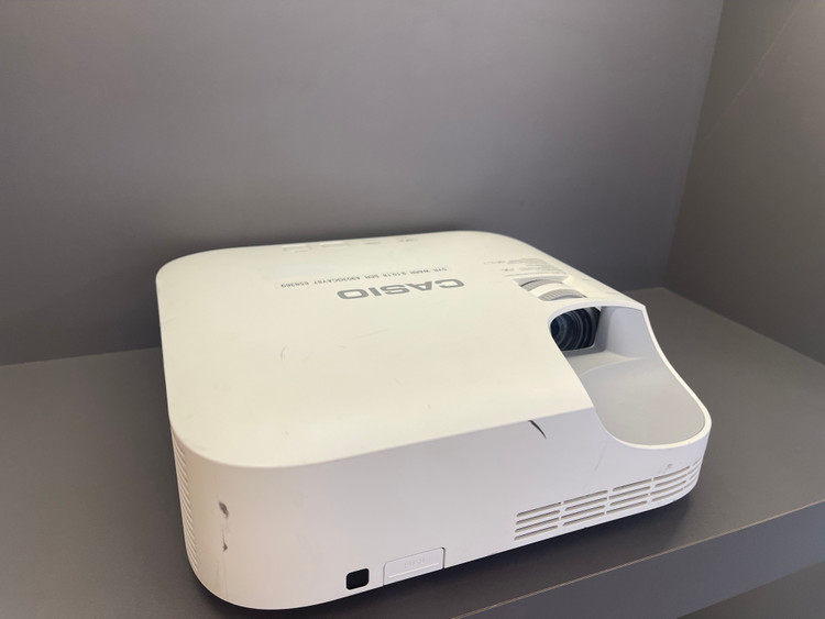 ویدئو پروژکتور لیزری CASIO مدل XJ-V2 (دستگاه کم کارکرد | کیفیت تصویر و نور بسیار عالی+)