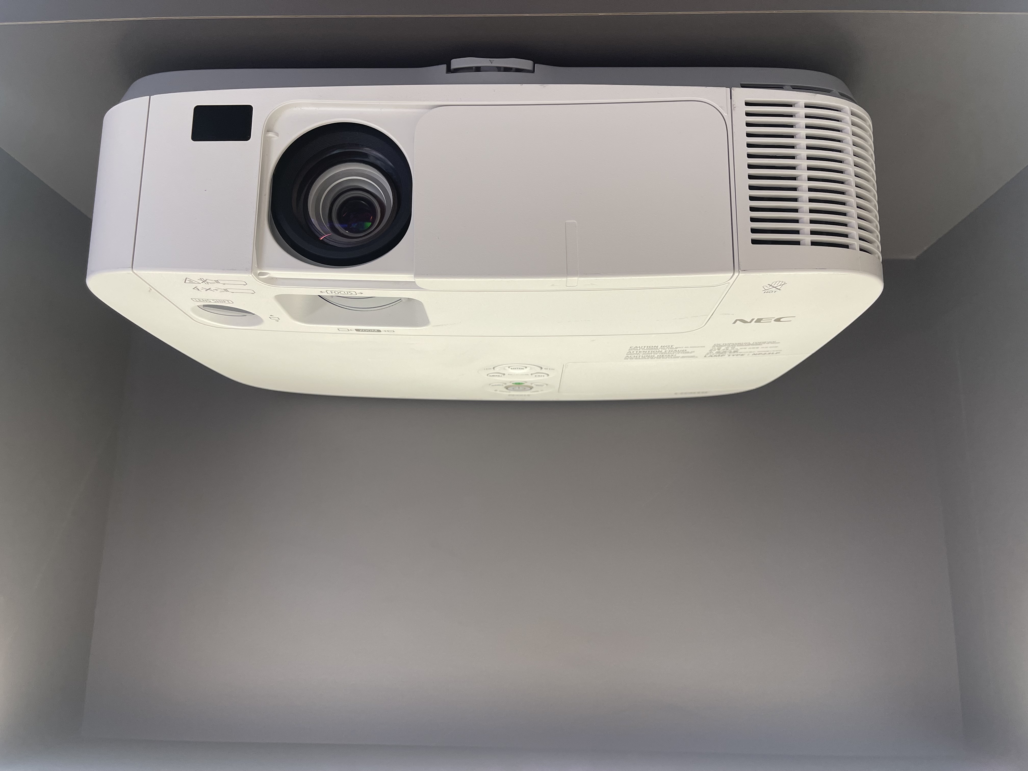 ویدئو پروژکتور ان ای سی NEC PE501X (نور و تصویر بسیار عالی+++)