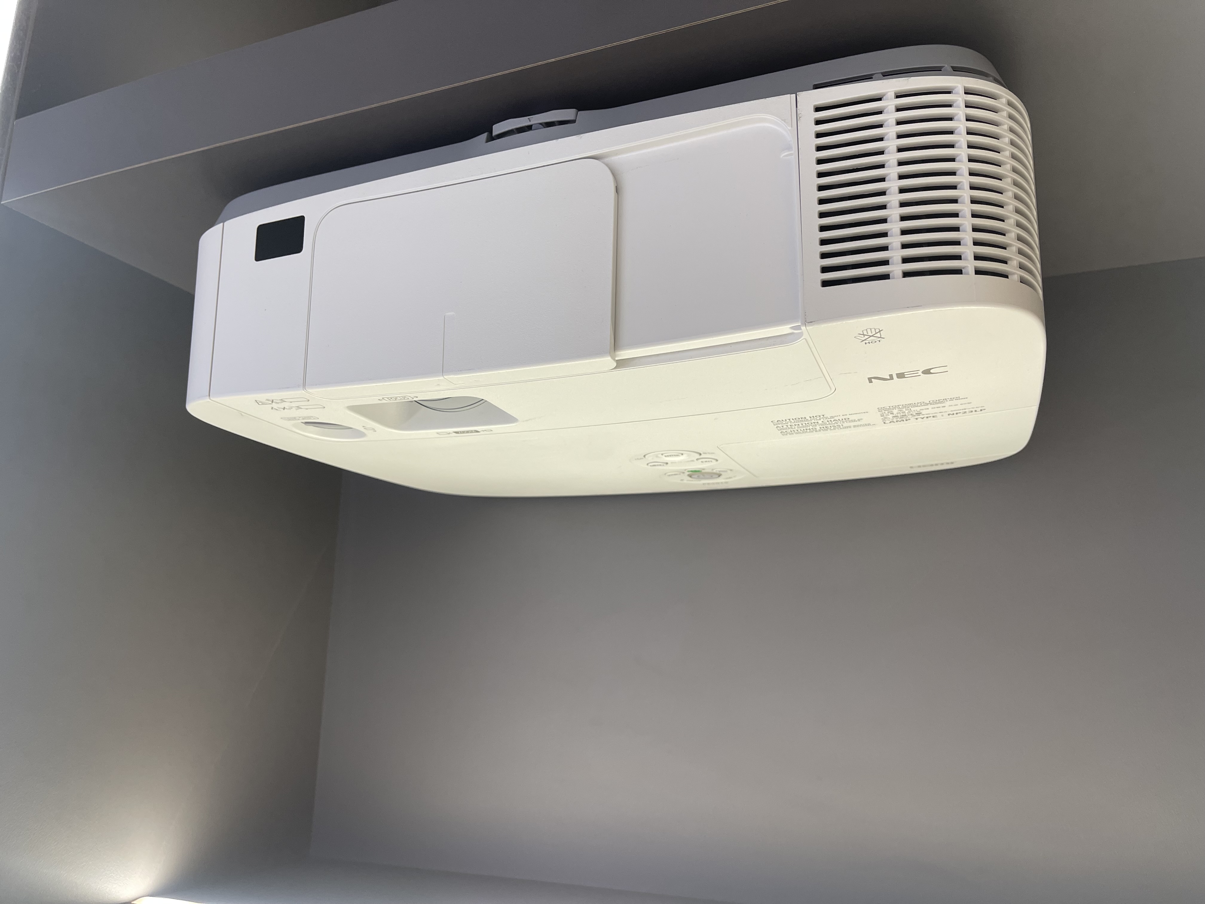 ویدئو پروژکتور ان ای سی NEC PE501X (نور و تصویر بسیار عالی+++)