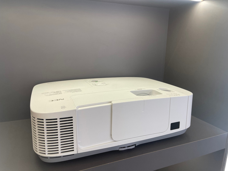 ویدئو پروژکتور ان ای سی NEC PE501X (نور و تصویر بسیار عالی+++)