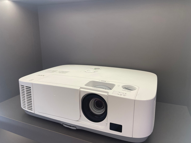 ویدئو پروژکتور ان ای سی NEC PE501X (نور و تصویر بسیار عالی+++)