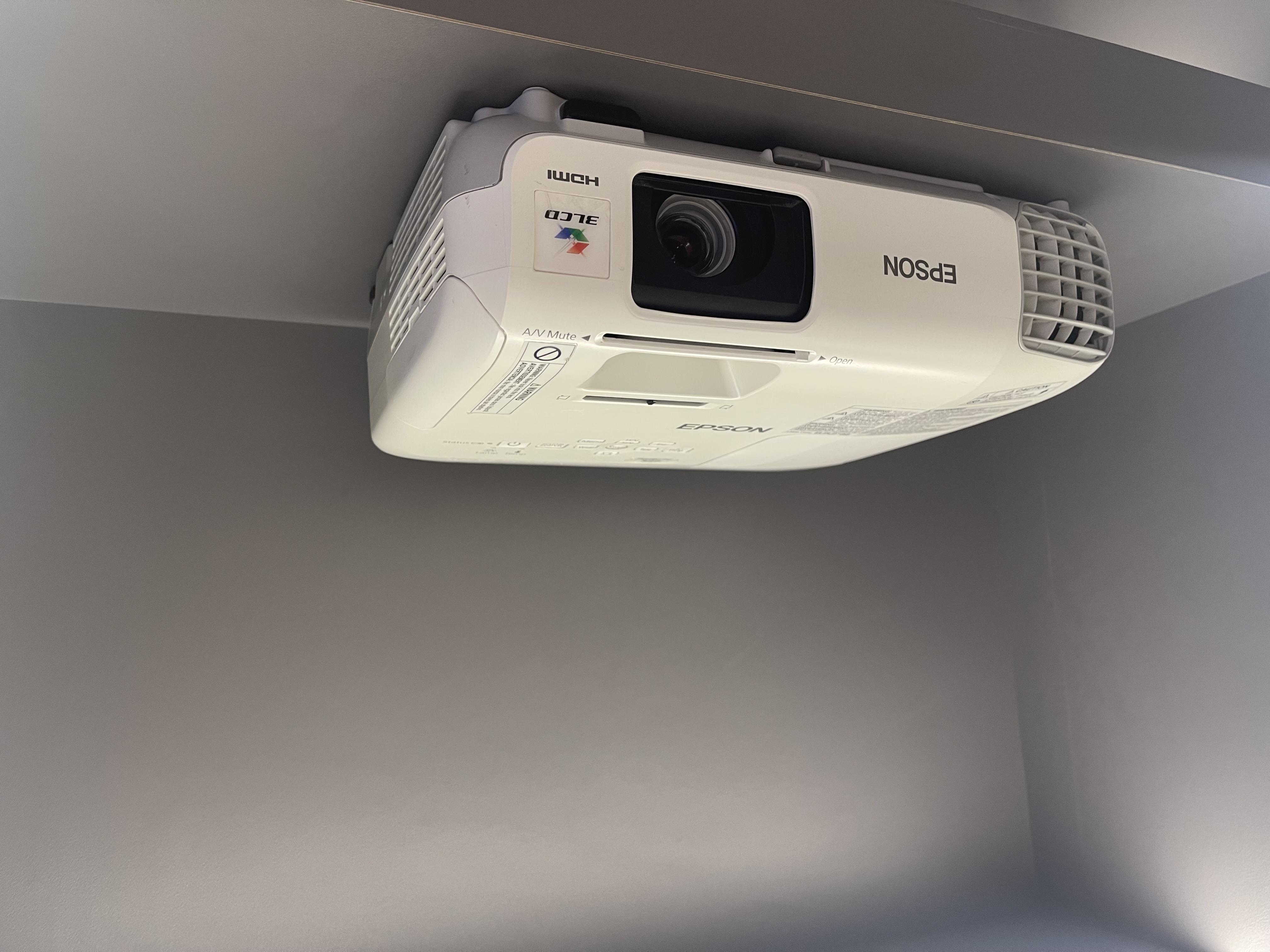 ویدئو پروژکتور اپسون EPSON Powerlite S17 (میزان نور عالی+ | کیفیت تصویر بسیار خوب)