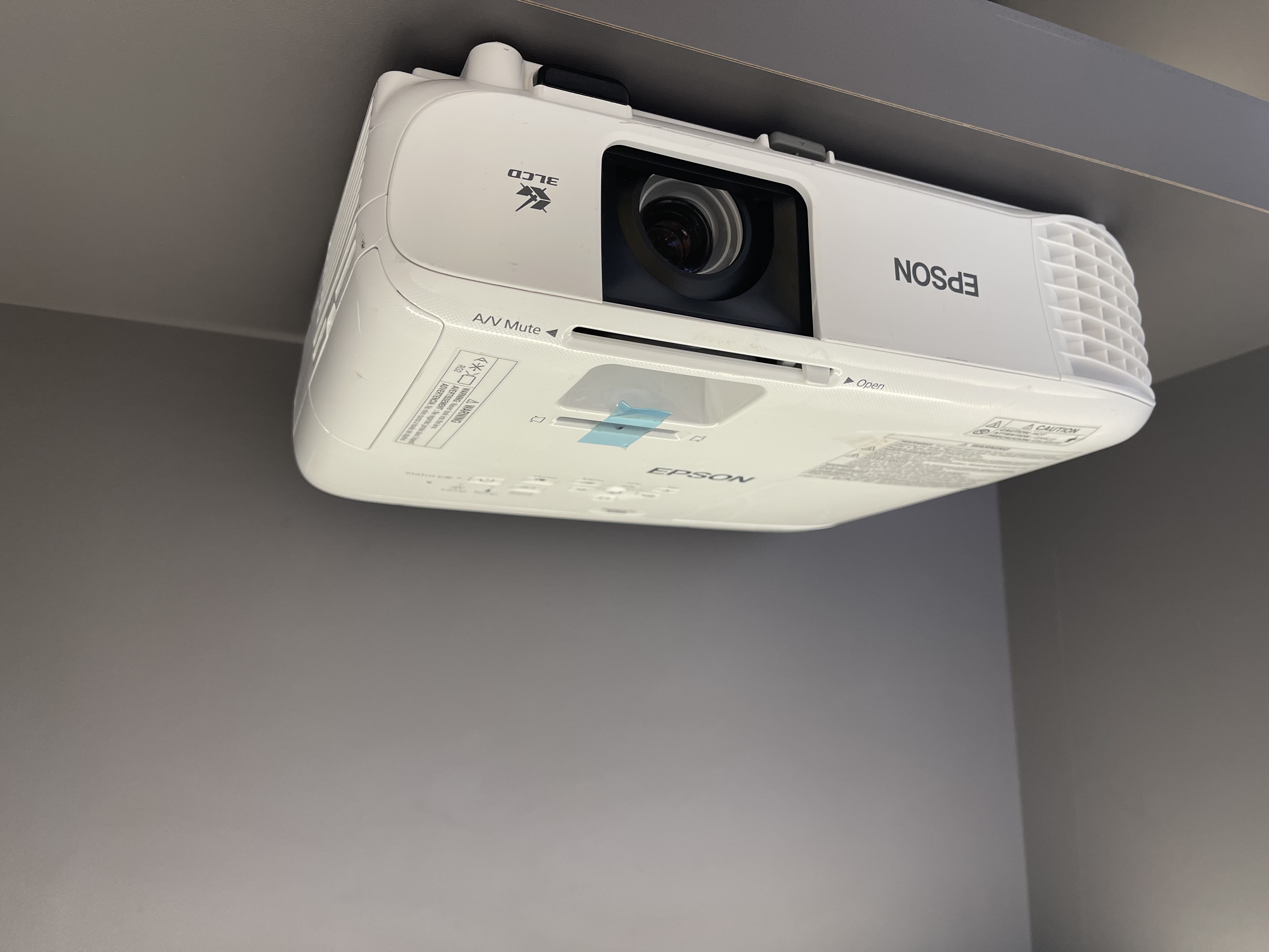 ویدئو پروژکتور اپسون EPSON Powerlite X49 (دستگاه نسل جدید | کیفیت تصویر و میزان نور بسیار خوب+)