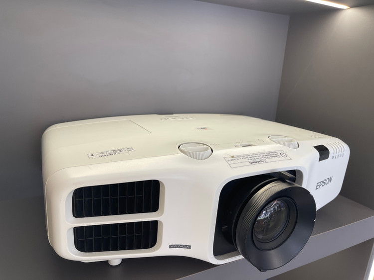 ویدئو پروژکتور FULL HD اپسون سری سالنی EPSON Powerlite 5530U (کیفیت تصویر عالی++ | میزان نور عالی++)