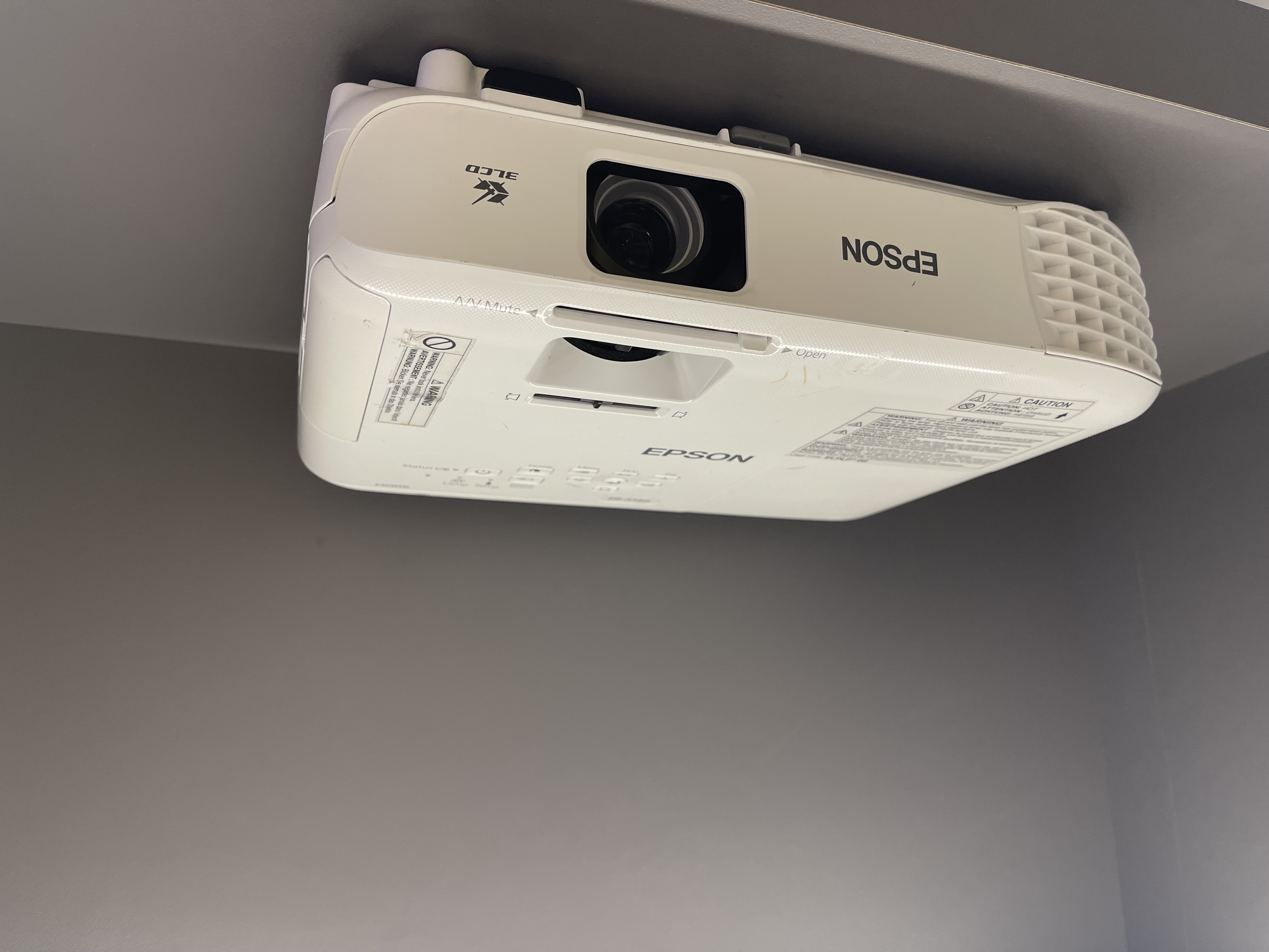 ویدئو پروژکتور اپسون EPSON EB-X140 (بسیار کم کارکرد | دستگاه نسل جدید | کیفیت تصویر و میزان نور عالی++)