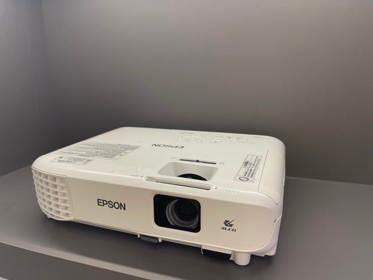 ویدئو پروژکتور اپسون EPSON EB-X140 (بسیار کم کارکرد | دستگاه نسل جدید | کیفیت تصویر و میزان نور عالی++)