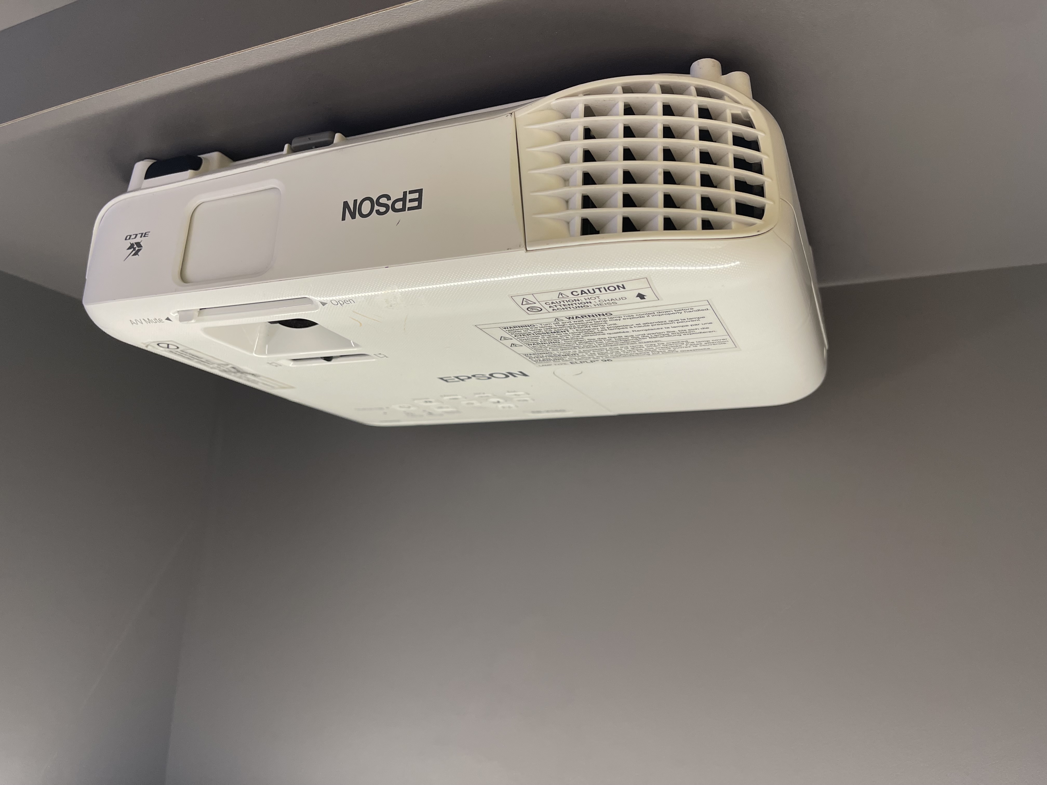 ویدئو پروژکتور اپسون EPSON EB-X140 (بسیار کم کارکرد | دستگاه نسل جدید | کیفیت تصویر و میزان نور عالی++)