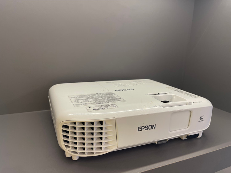 ویدئو پروژکتور اپسون EPSON EB-X140 (بسیار کم کارکرد | دستگاه نسل جدید | کیفیت تصویر و میزان نور عالی++)