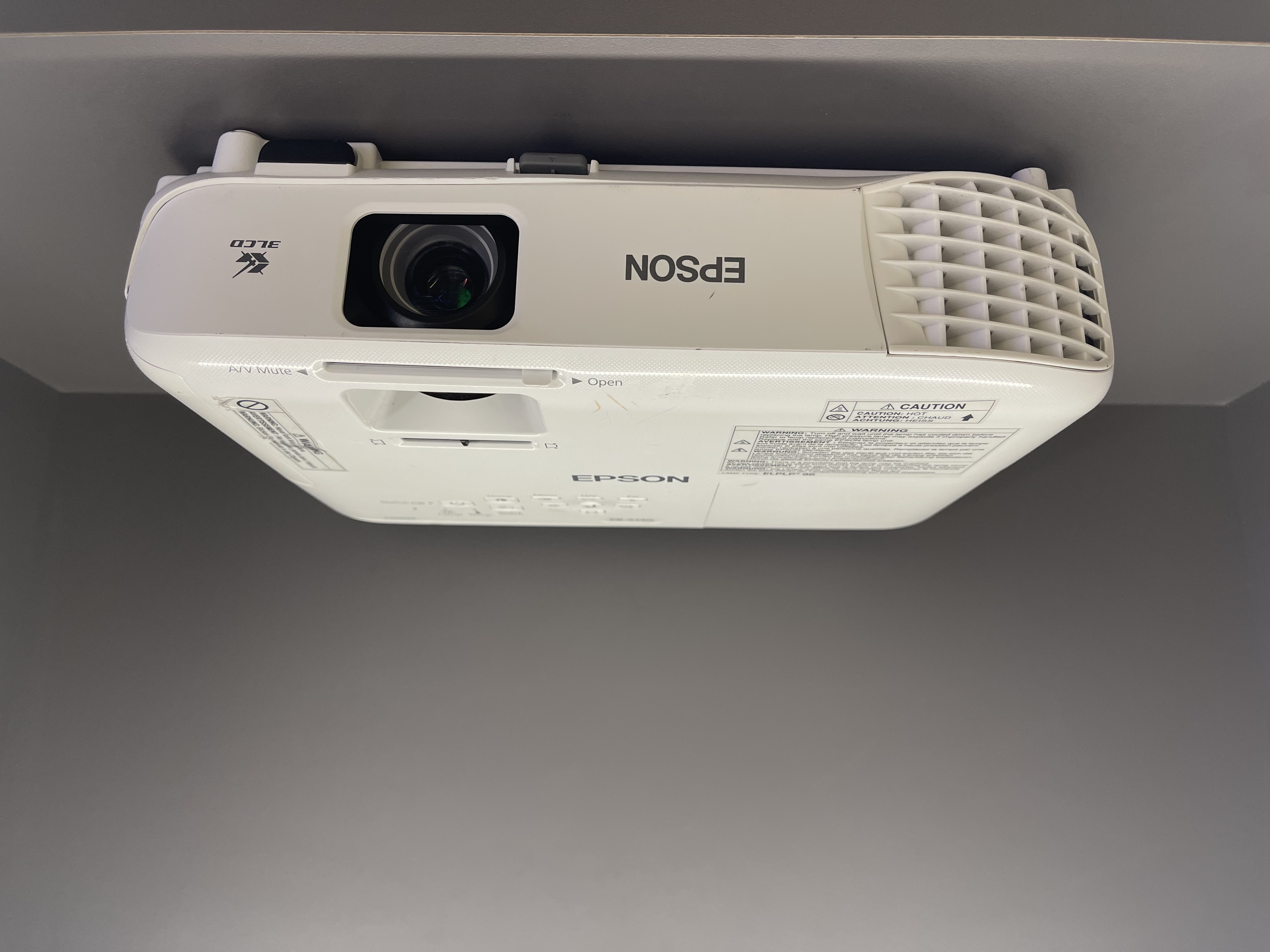 ویدئو پروژکتور اپسون EPSON EB-X140 (بسیار کم کارکرد | دستگاه نسل جدید | کیفیت تصویر و میزان نور عالی++)