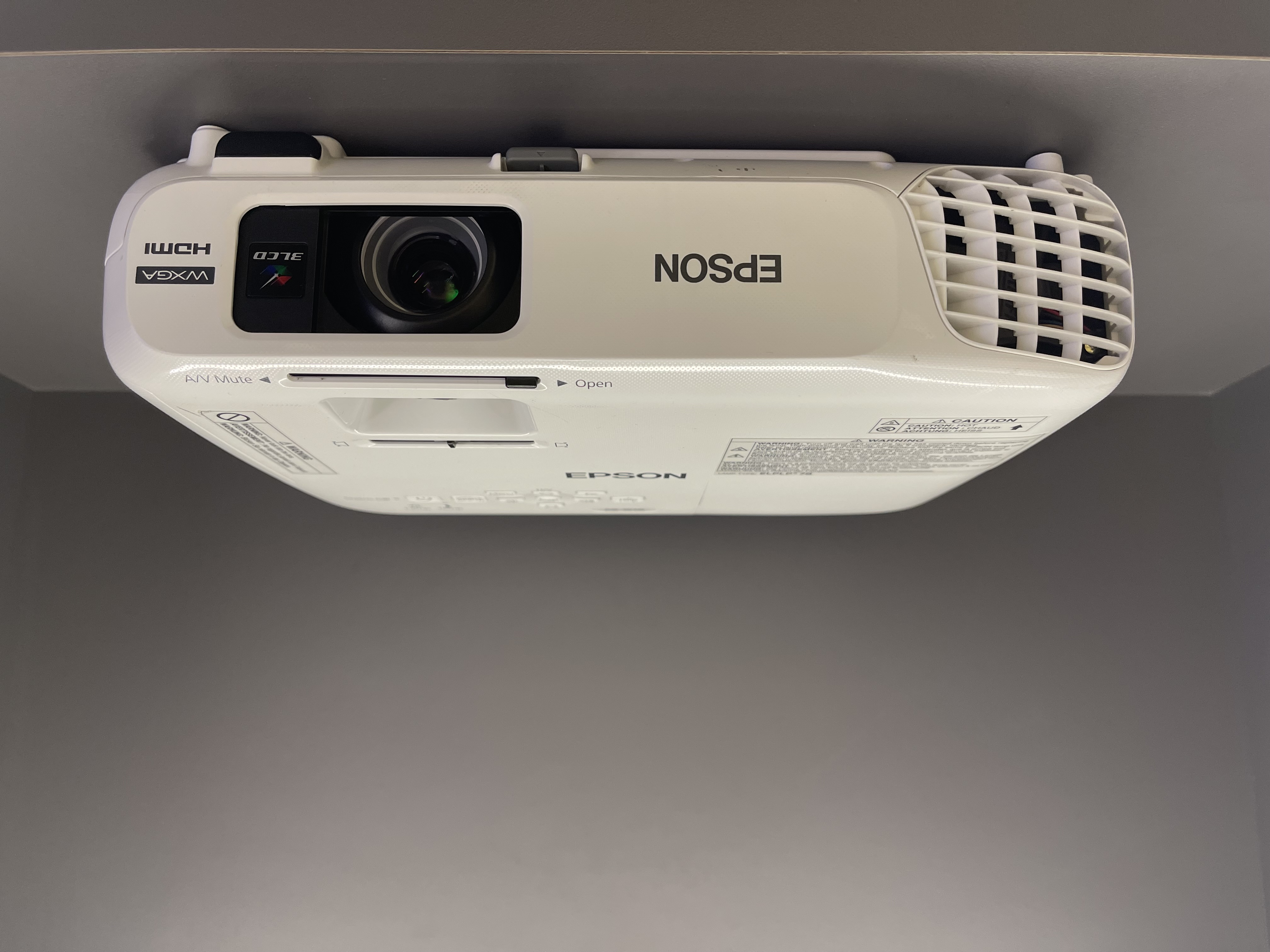 ویدئو پروژکتور اپسون EPSON EB-W18 (بسیار کم کارکرد | کیفیت تصویر و میزان نور عالی)