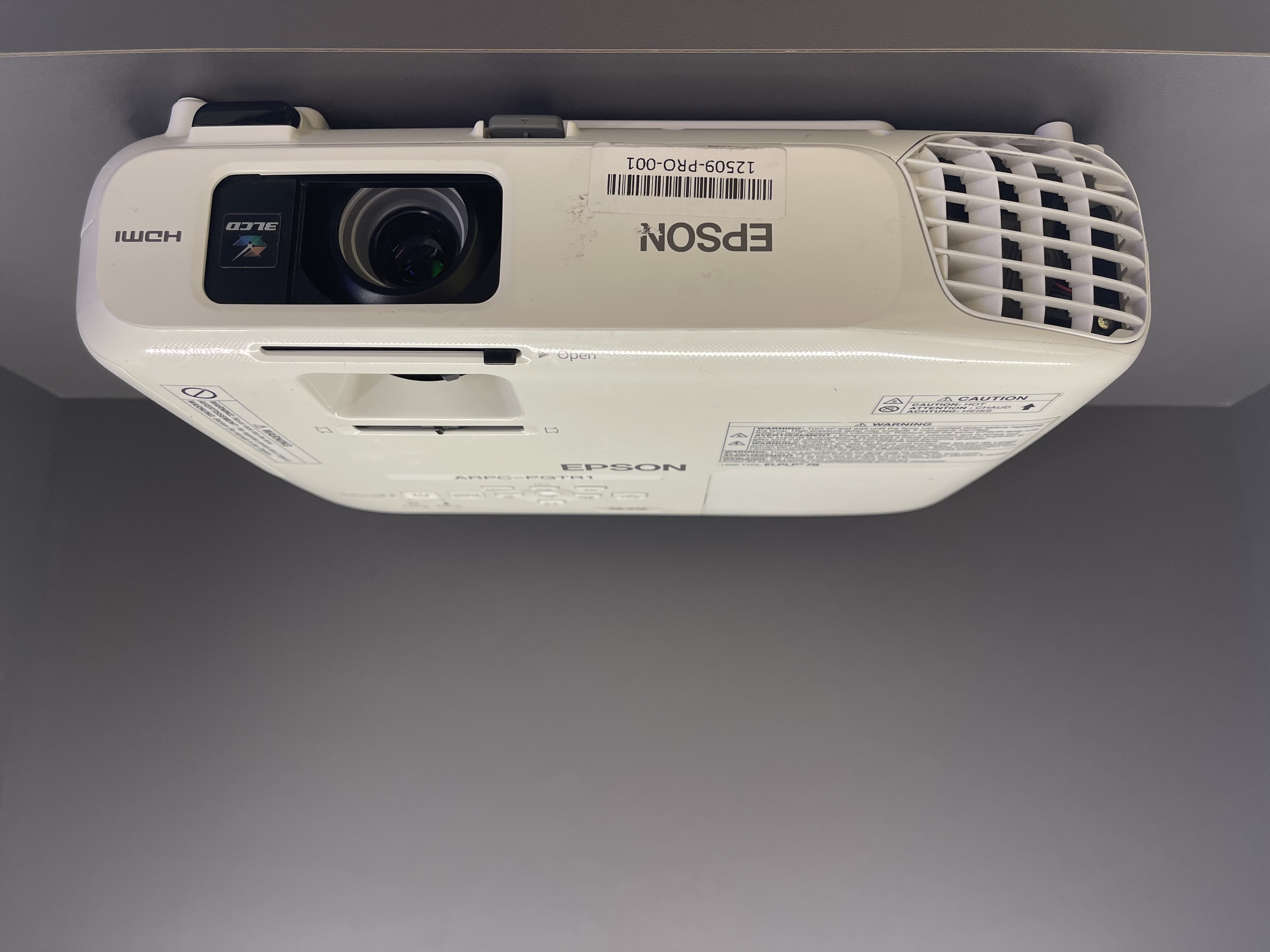 ویدئو پروژکتور اپسون EPSON EB-X18 (بسیار کم کارکرد | کیفیت تصویر و میزان نور عالی+)