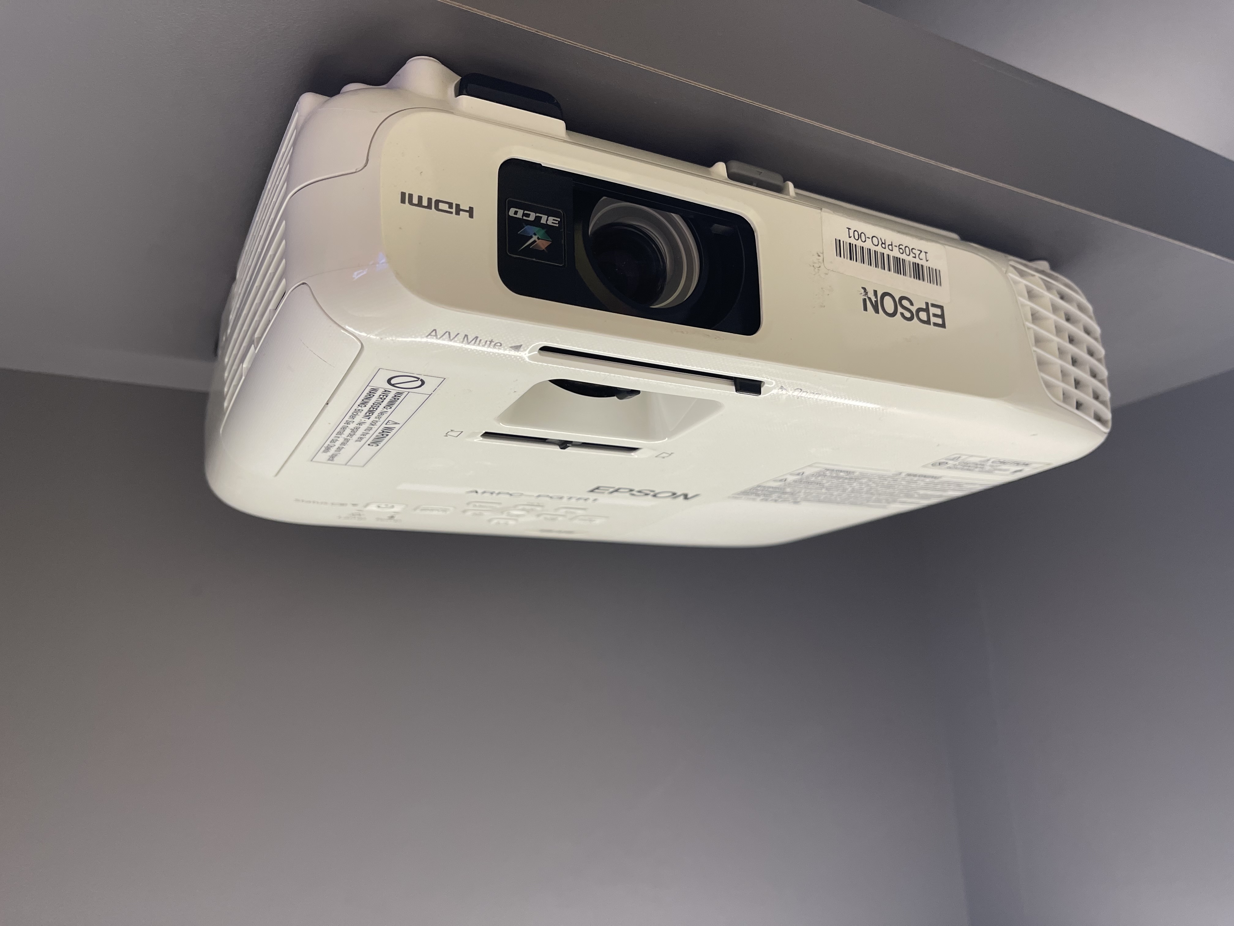 ویدئو پروژکتور اپسون EPSON EB-X18 (بسیار کم کارکرد | کیفیت تصویر و میزان نور عالی+)