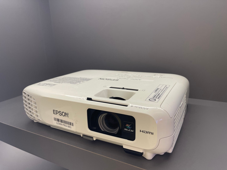 ویدئو پروژکتور اپسون EPSON EB-X18 (بسیار کم کارکرد | کیفیت تصویر و میزان نور عالی+)