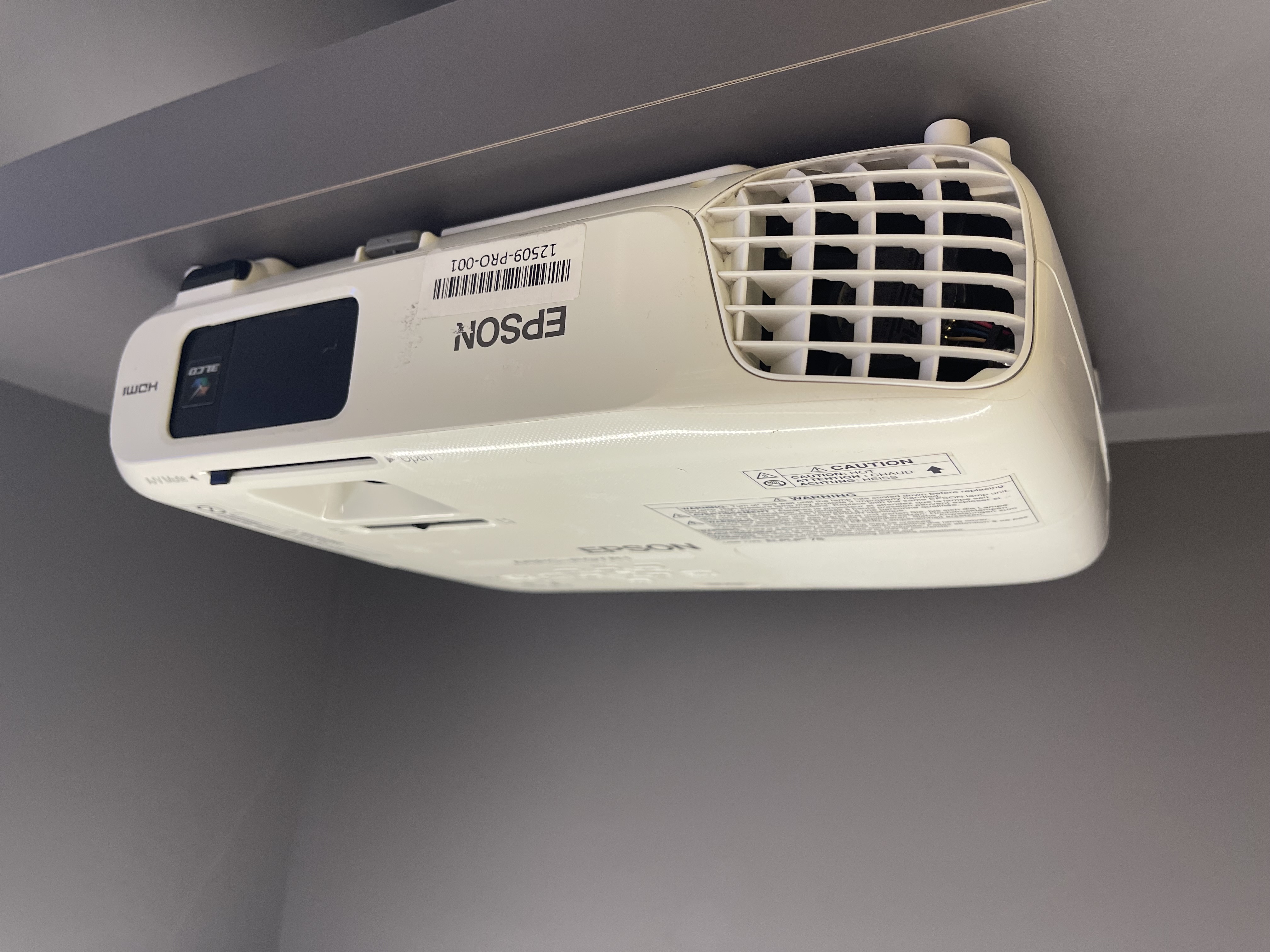 ویدئو پروژکتور اپسون EPSON EB-X18 (بسیار کم کارکرد | کیفیت تصویر و میزان نور عالی+)