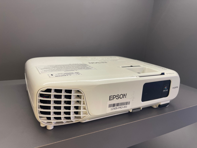 ویدئو پروژکتور اپسون EPSON EB-X18 (بسیار کم کارکرد | کیفیت تصویر و میزان نور عالی+)