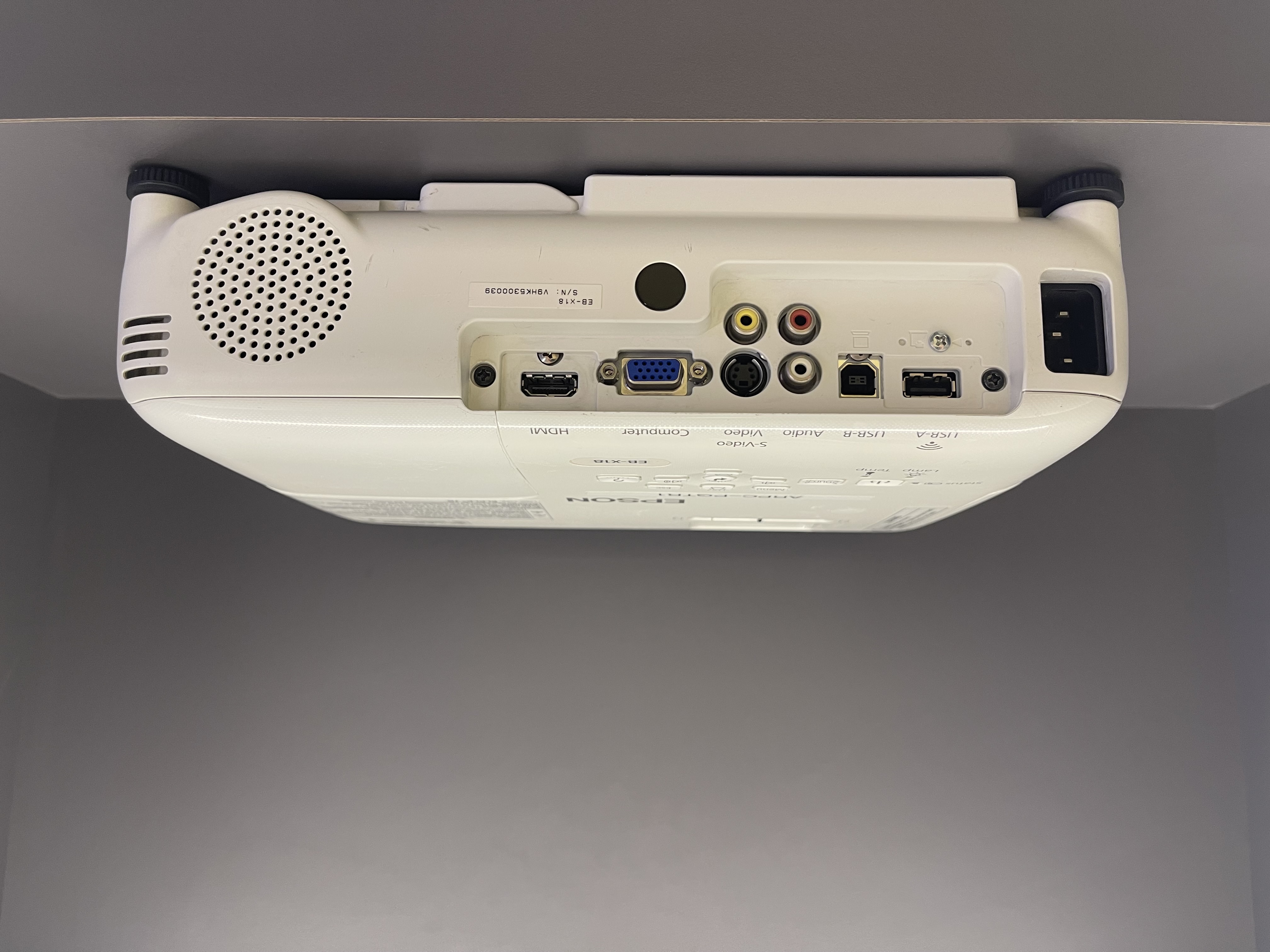 ویدئو پروژکتور اپسون EPSON EB-X18 (بسیار کم کارکرد | کیفیت تصویر و میزان نور عالی+)