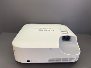 ویدئو پروژکتور لیزری CASIO مدل XJ-V2 (دستگاه کم کارکرد | کیفیت تصویر و نور بسیار عالی+)